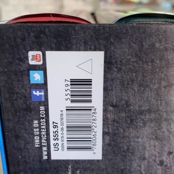 Veronica Roth’s book collection - Picture 13 of 13